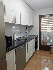 Kuchnia lub aneks kuchenny w obiekcie Sol y Alma Mediterranean Apartment