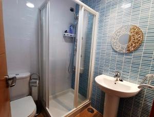 łazienka z prysznicem, toaletą i umywalką w obiekcie Sol y Alma Mediterranean Apartment w mieście Vera