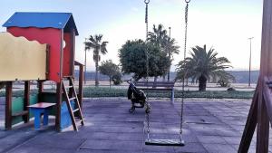 Plac zabaw dla dzieci w obiekcie Sol y Alma Mediterranean Apartment