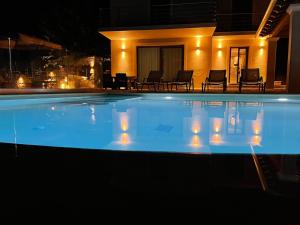 Bazén v ubytovaní Villa Ozias a modern,spacious, swimmig pool villa. alebo v jeho blízkosti