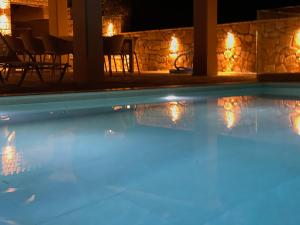 Bazén v ubytovaní Villa Ozias a modern,spacious, swimmig pool villa. alebo v jeho blízkosti