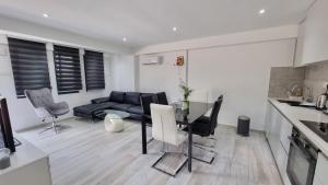 cocina y sala de estar con mesa y sofá en Nagia’s Apartment, en Kakopetria