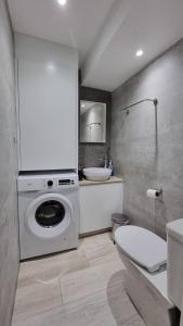 y baño con lavadora y lavamanos. en Nagia’s Apartment, en Kakopetria