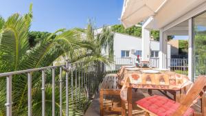 a patio with a table and chairs on a balcony at 1Albo01 - Llafranc in Calella de Palafrugell