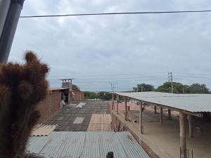 Blick auf ein Dach eines Gebäudes in der Unterkunft Casa Canaima beach in Zorritos