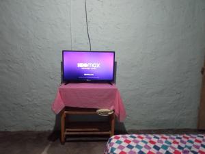 una televisione seduta su un tavolo con una tovaglia rosa di Casa Canaima beach a Zorritos