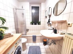 een badkamer met een wastafel, een toilet en een douche bij Apartment Schwarzenbek in Schwarzenbek