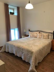 ein Schlafzimmer mit einem Bett mit einer weißen Bettdecke in der Unterkunft Hofbauer Tittmoning - a47103 in Tittmoning