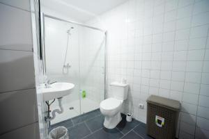 Ένα μπάνιο στο San Basilio´s Red House +70 φωτογραφίες