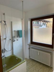 Koupelna v ubytování Großzügiges Domizil, 90qm, mit Terrasse, Garten, Infrarotkabine und Garage + 9 fotografií