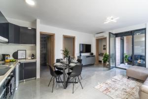 cocina y sala de estar con mesa y sillas en Apartment Laurel en Medulin