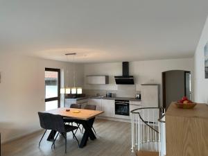 Kuchyň nebo kuchyňský kout v ubytování Großzügiges Domizil, 90qm, mit Terrasse, Garten, Infrarotkabine und Garage