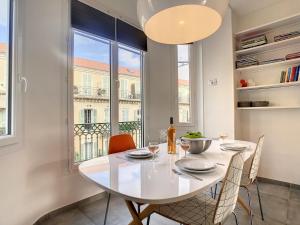 Nestor&Jeeves - BOW WINDOW BUFFA - City center - Very close beach
