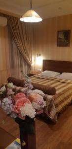 A bed or beds in a room at Kamerdiner Hotel