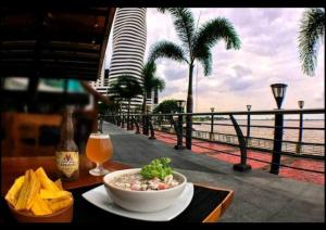 Φαγητό σε αυτό το διαμέρισμα ή κάπου εκεί κοντά