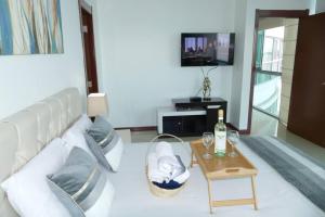 Μια τηλεόραση ή/και κέντρο ψυχαγωγίας στο Ecusuites Resort Riverfront Family Dept Santa Ana Gye