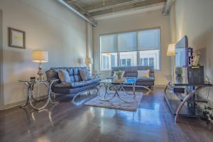een woonkamer met een bank en een tafel bij 2BR Fully Furnished Apartment in Midtown Atlanta apts in Atlanta