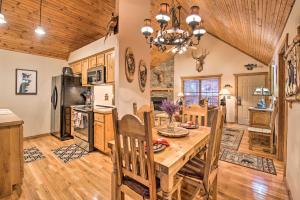 Η κουζίνα ή μικρή κουζίνα στο Branson West Gem Less Than 3 Mi to Silver Dollar City!