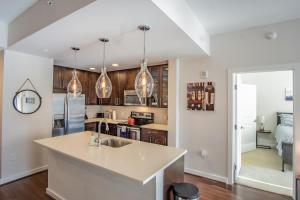 una cucina con lavandino e piano di lavoro di Atlanta Buckhead Fully Furnished Apartment apts ad Atlanta