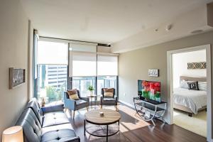 een woonkamer met een bank en een bed bij High Rise 2 Bedroom apartment in a Great location apts in Atlanta