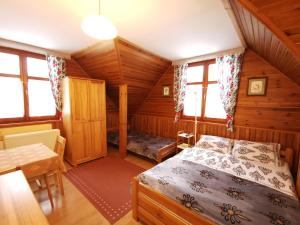 Ένα ή περισσότερα κρεβάτια σε δωμάτιο στο Olimp pokoje i apartamenty