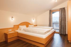 Un dormitorio con una cama grande y una ventana en Apartments am Matinesweg, en Serfaus