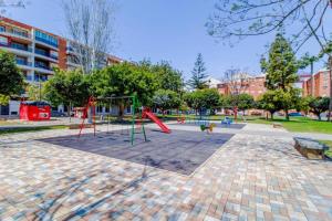 een park met een speeltuin met een schommel bij Apartamento en Torrevieja a 50m playa in Torrevieja