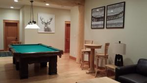 uma sala de estar com uma mesa de bilhar em Jollymore Ranch em Smithers