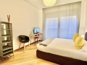 1 dormitorio con 1 cama y escritorio con ordenador en Palazzina B - Smart Rooms, en Génova