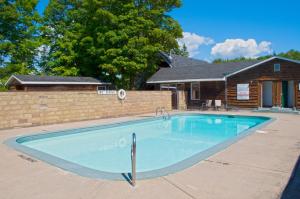 ein Swimmingpool vor einem Haus in der Unterkunft Glenview Cottages in Sault Ste. Marie