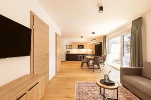 Televízia a/alebo spoločenská miestnosť v ubytovaní LISAL Appartements