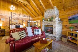 Зона вітальні в Cozy Studio Log Cabin in the heart of Pigeon Forge. Hot Tub. Honeymoon! Sleeps 2