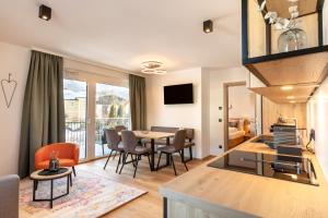comedor y sala de estar con mesa y sillas en LISAL Appartements en Altenmarkt im Pongau