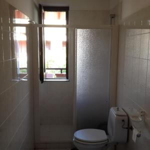 een badkamer met een toilet en een raam bij I Giardini e Le Terrazze in Mascali