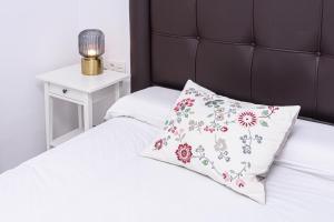 Łóżko lub łóżka w pokoju w obiekcie WintowinRentals Malaga Center, Comfortable and Renovated