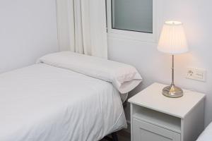 Łóżko lub łóżka w pokoju w obiekcie WintowinRentals Malaga Center, Comfortable and Renovated
