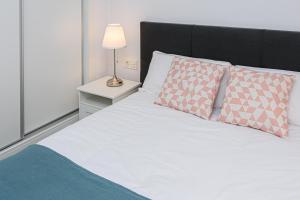 Łóżko lub łóżka w pokoju w obiekcie WintowinRentals Malaga Center, Comfortable and Renovated