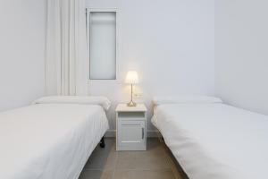 Łóżko lub łóżka w pokoju w obiekcie WintowinRentals Malaga Center, Comfortable and Renovated