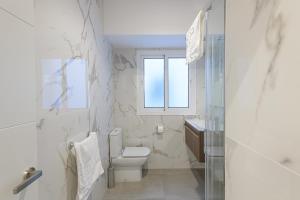 łazienka z toaletą i przeszklonym prysznicem w obiekcie WintowinRentals Malaga Center, Comfortable and Renovated w Maladze