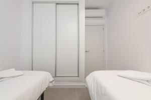 Łóżko lub łóżka w pokoju w obiekcie WintowinRentals Malaga Center, Comfortable and Renovated