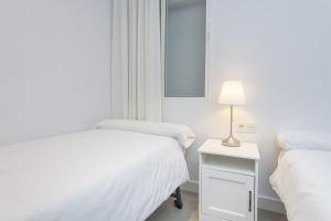 Łóżko lub łóżka w pokoju w obiekcie WintowinRentals Malaga Center, Comfortable and Renovated