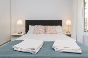 Łóżko lub łóżka w pokoju w obiekcie WintowinRentals Malaga Center, Comfortable and Renovated