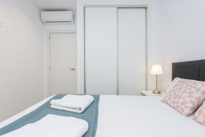 Łóżko lub łóżka w pokoju w obiekcie WintowinRentals Malaga Center, Comfortable and Renovated