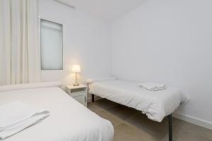 Łóżko lub łóżka w pokoju w obiekcie WintowinRentals Malaga Center, Comfortable and Renovated