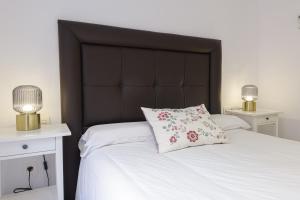 Łóżko lub łóżka w pokoju w obiekcie WintowinRentals Malaga Center, Comfortable and Renovated