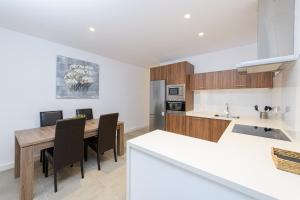 Kuchnia lub aneks kuchenny w obiekcie WintowinRentals Malaga Center, Comfortable and Renovated