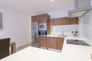 Kuchnia lub aneks kuchenny w obiekcie WintowinRentals Malaga Center, Comfortable and Renovated