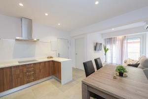 Kuchnia lub aneks kuchenny w obiekcie WintowinRentals Malaga Center, Comfortable and Renovated
