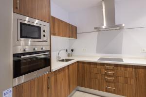 Kuchnia lub aneks kuchenny w obiekcie WintowinRentals Malaga Center, Comfortable and Renovated