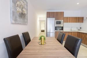 Kuchnia lub aneks kuchenny w obiekcie WintowinRentals Malaga Center, Comfortable and Renovated